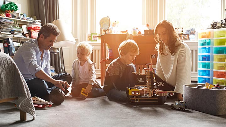 Familie zuhause. Hausrat- und Privathaftpflichtversicherungen vergleichen und die beste Prämie finden mit Comparis.